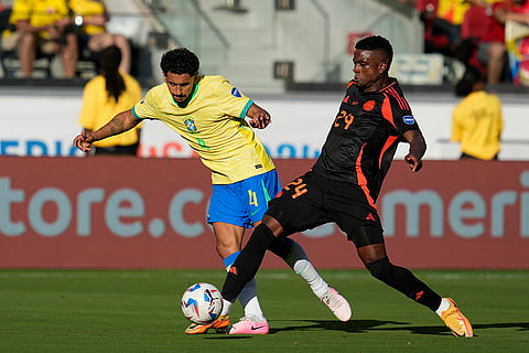 Jhon Cordoba battles for the balls with Marquinhos 